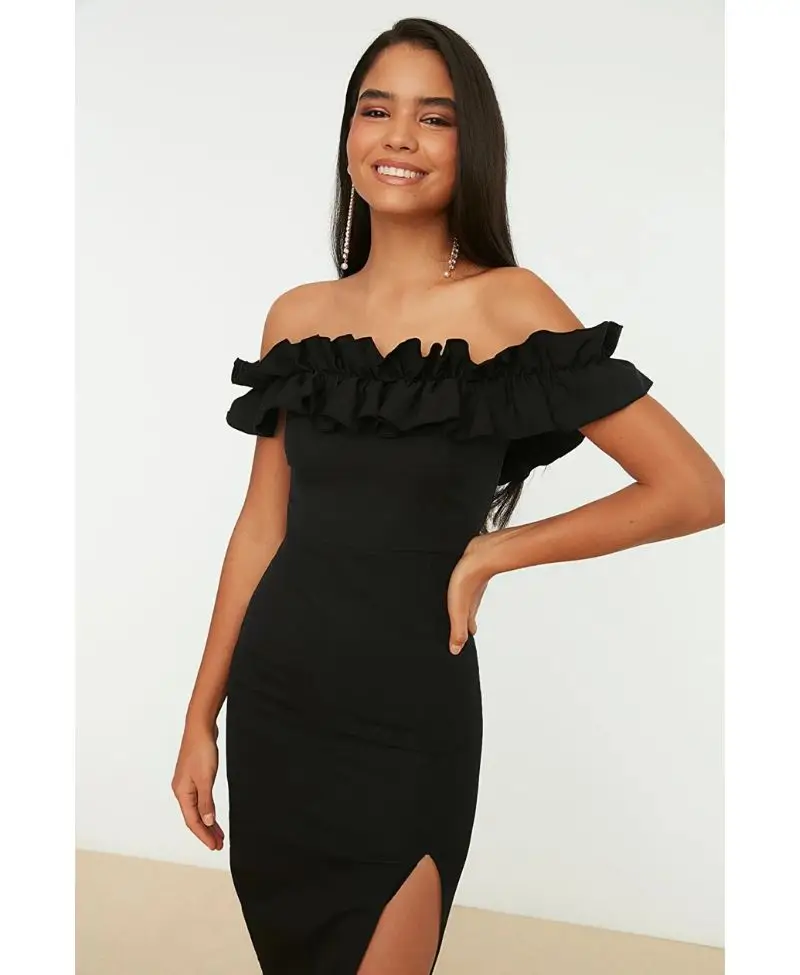 Siyah Yaka Detaylı Elbise