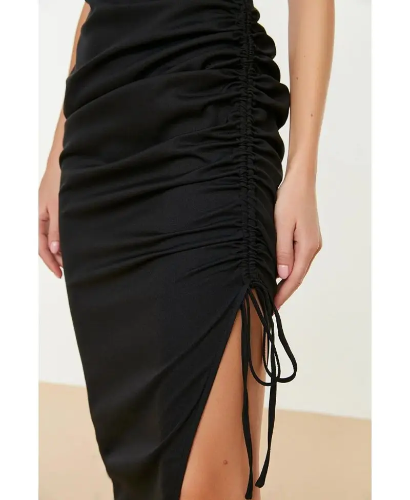 Siyah Yırtmaç Detaylı Drapeli Elbise